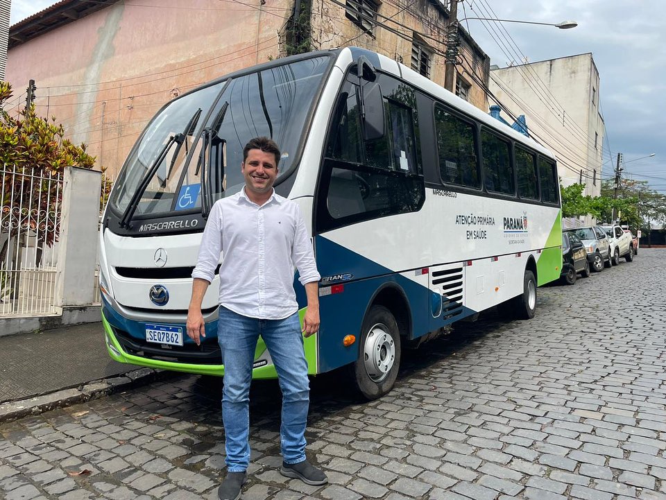 Prefeito entrega ônibus para Saúde e anuncia construção CRAS em Tomazina