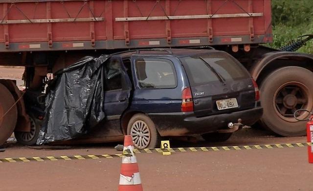 Jovem morre em colisão entre carro e caminhão