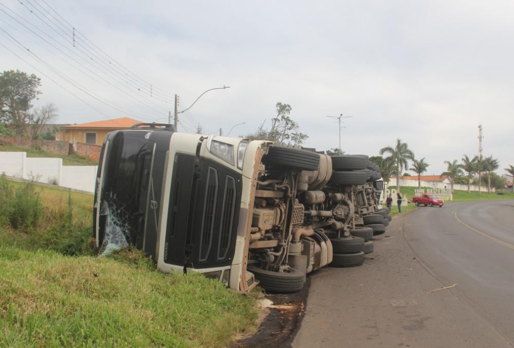 Carreta tomba na PR-092 no trevo de Wenceslau Braz