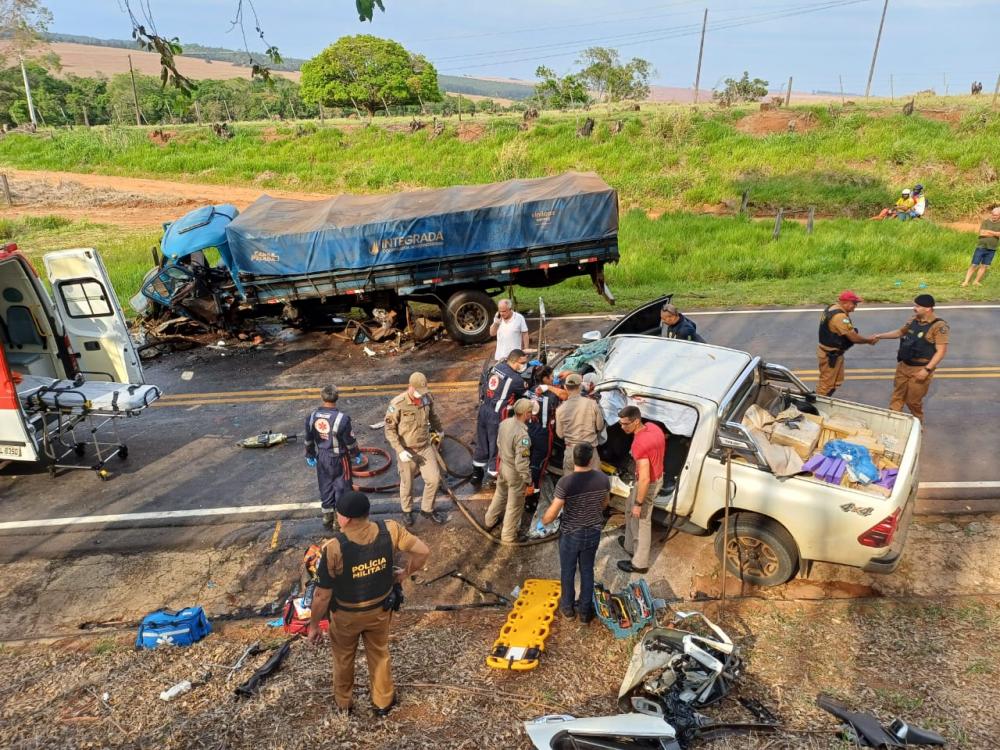 Hilux carregada com maconha bate em caminhão e motoristas ficam presos as ferragens