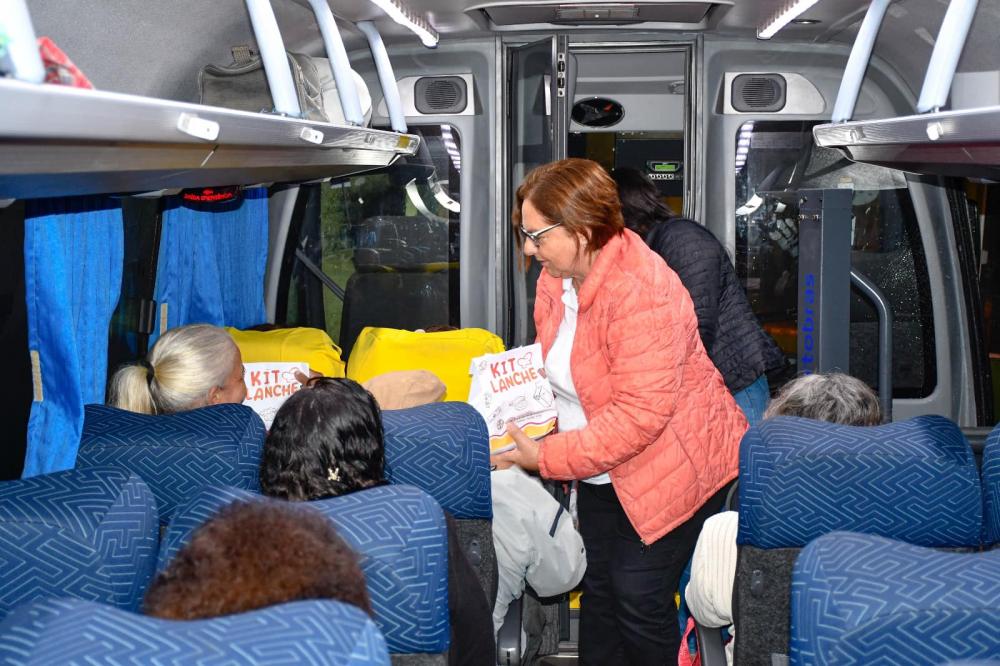 Prefeita Alcione distribui lanche à pacientes que viajam para atendimento em outras cidades
