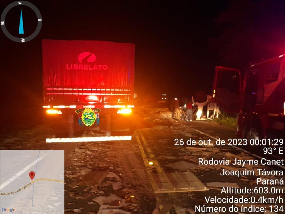 Batida entre caminhões deixa motoristas feridos em Joaquim Távora