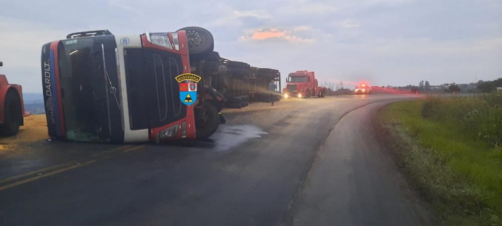 Caminhão tomba na PR-092 entre Wenceslau Braz e Arapoti