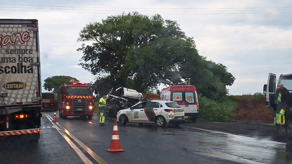 Acidente entre caminhões deixa motorista preso às ferragens