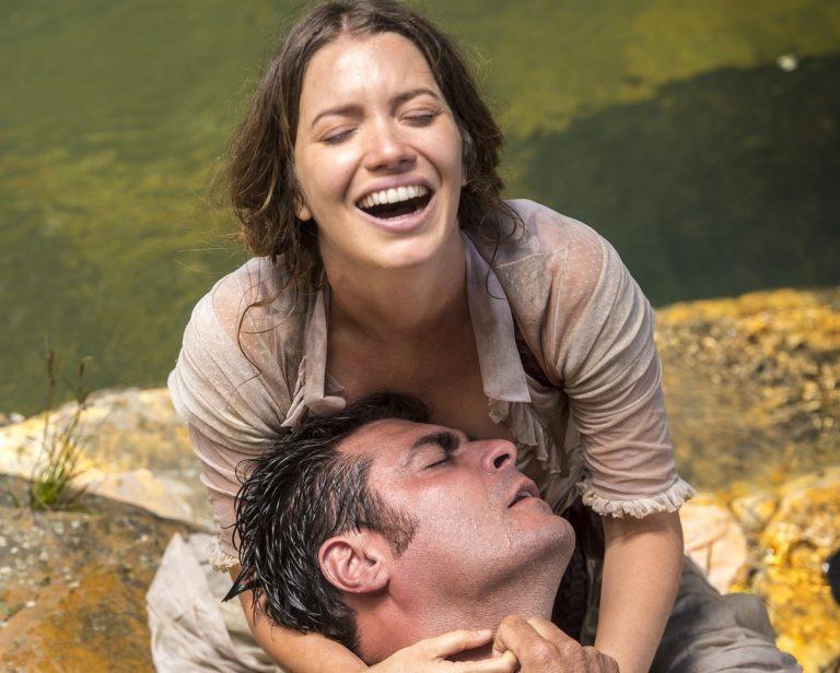 Orgulho e Paixão: Darcy leva tiro à queima roupa para salvar Elisabeta e pode morrer