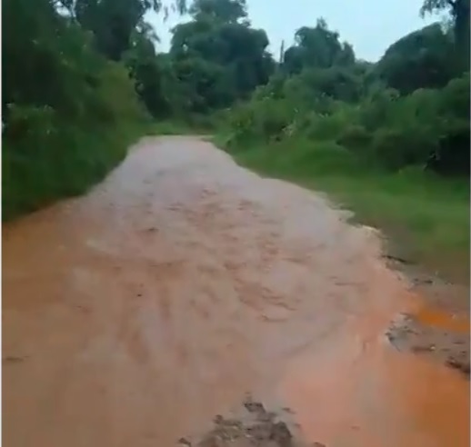Estrada rural vira um “Rio” após temporal em São José da Boa Vista