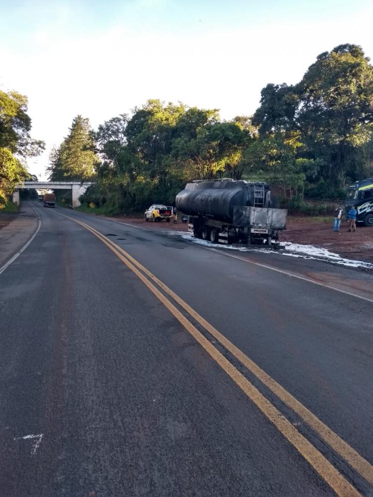 Carreta carregada com óleo diesel pega fogo na PR-092