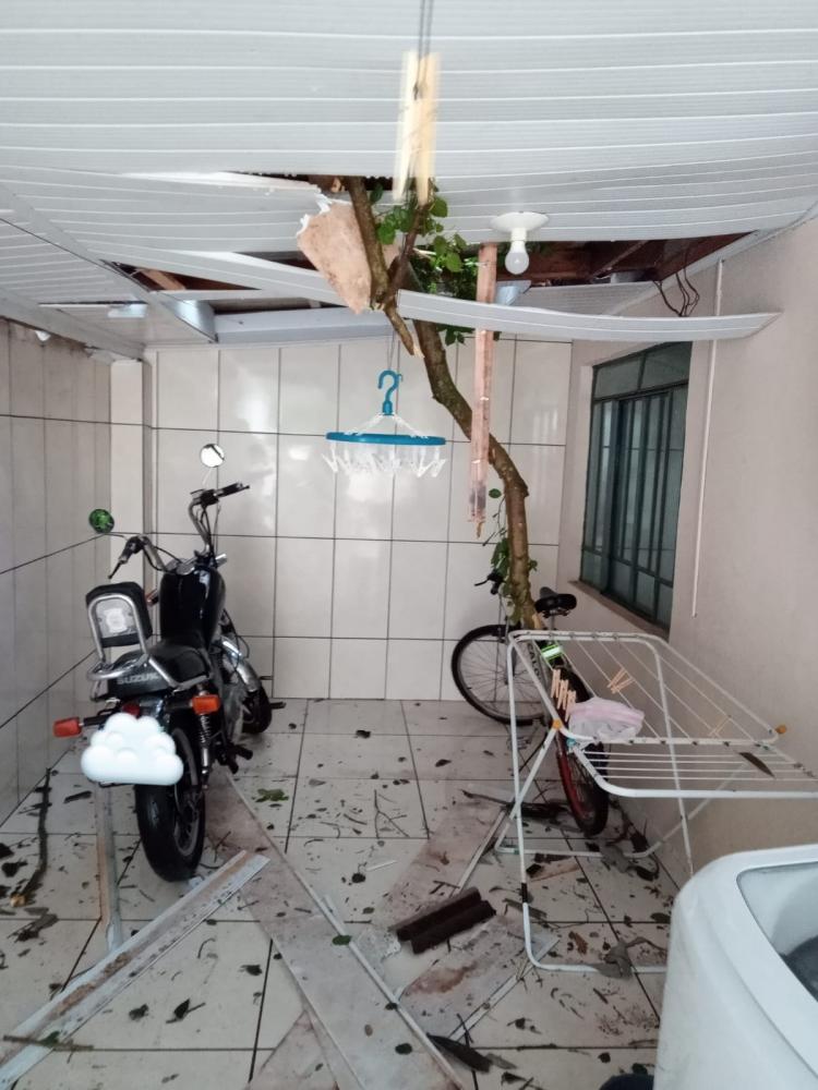 Chuvas e ventos fortes voltam a causar estragos em municípios do Norte Pioneiro