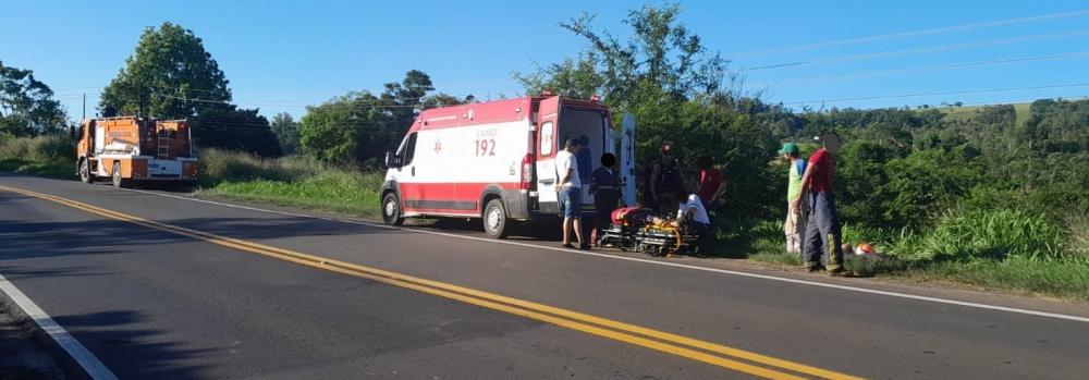 Carro capota na PR-092 e duas pessoas ficam presas as ferragens