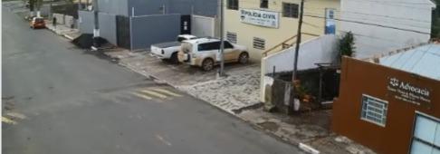 Câmeras flagram presos fugindo da cadeia pública de Sengés em plena luz do dia