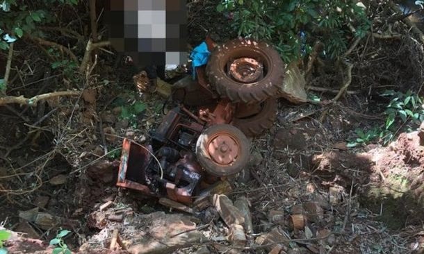 Trator cai em ribanceira e motorista sobrevive por milagre