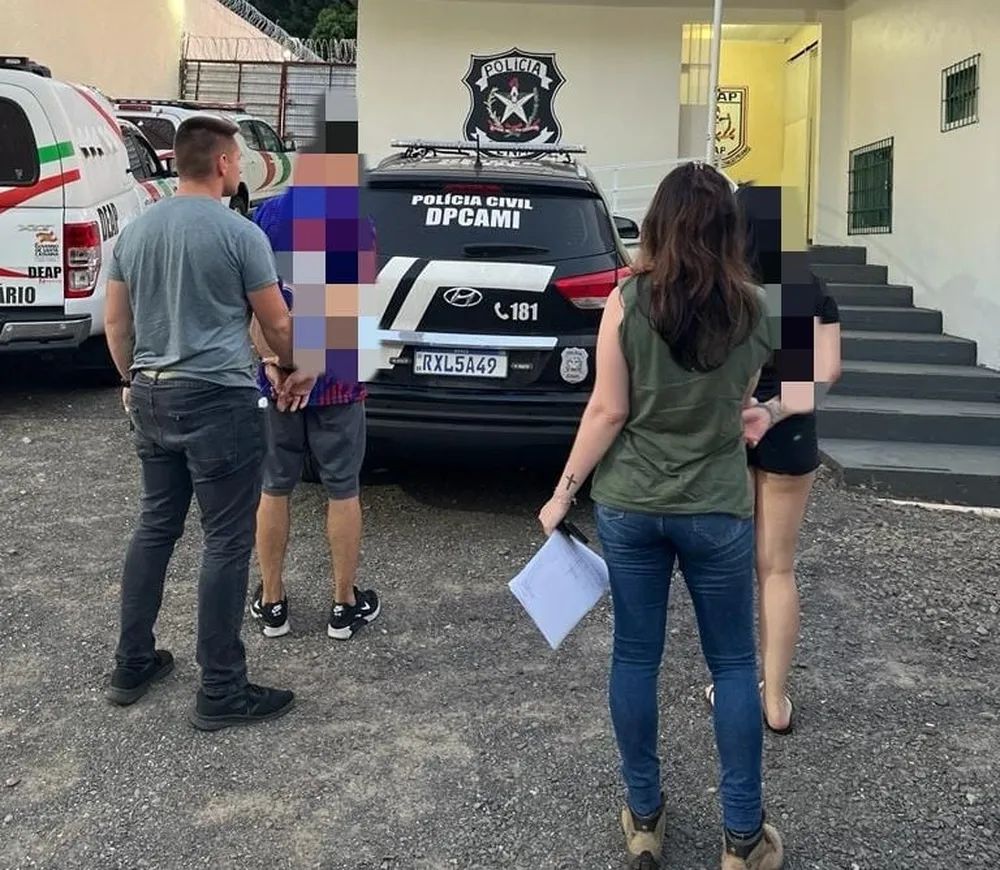 Recém-nascido é encontrado enterrado embaixo da casa dos pais