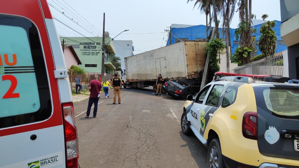 Caminhão desgovernado atinge veículos e complica o trânsito em Ibaiti