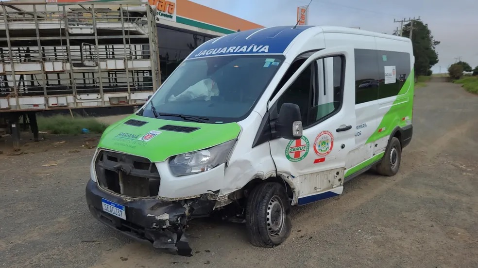 Acidente com Van da Saúde de Jaguariaíva deixa uma pessoa morta
