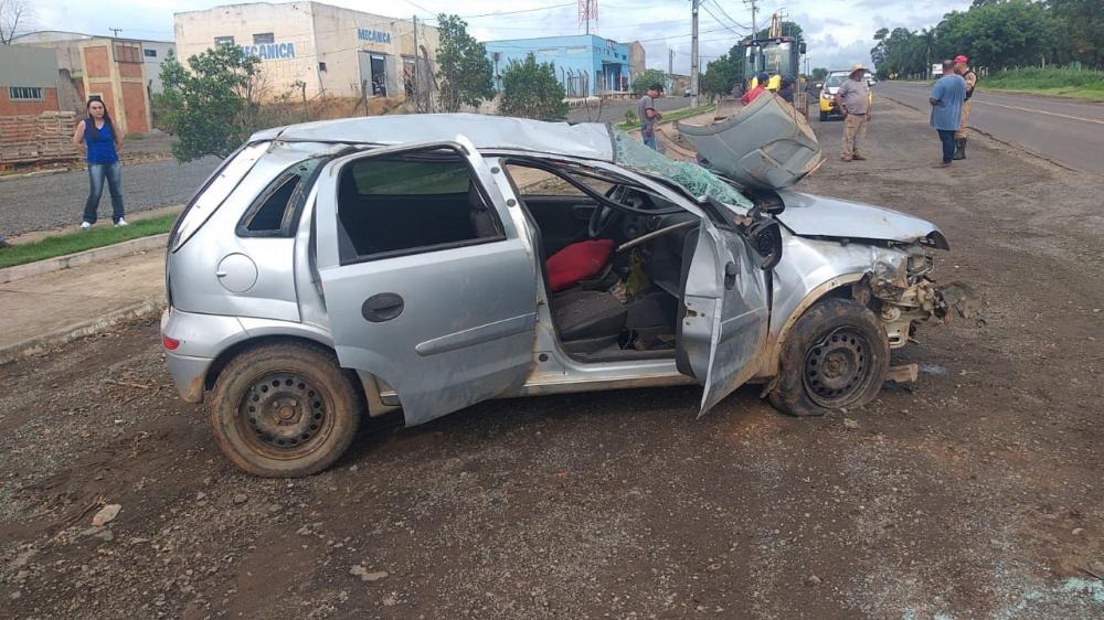Acidente entre carro e retroescavadeira deixa um ferido em Guapirama