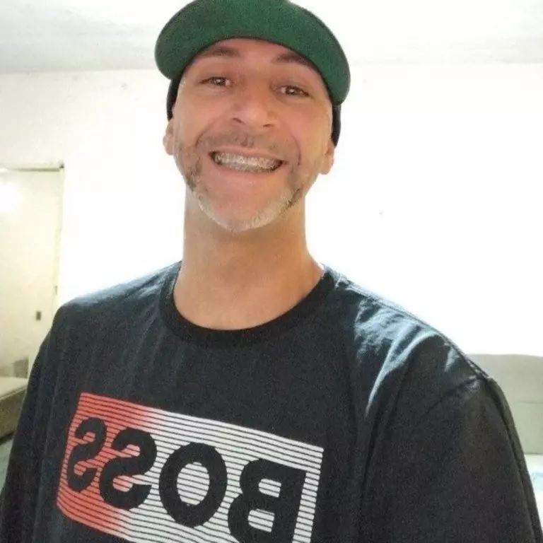 Mulher é presa suspeita de matar marido após ler mensagens em celular