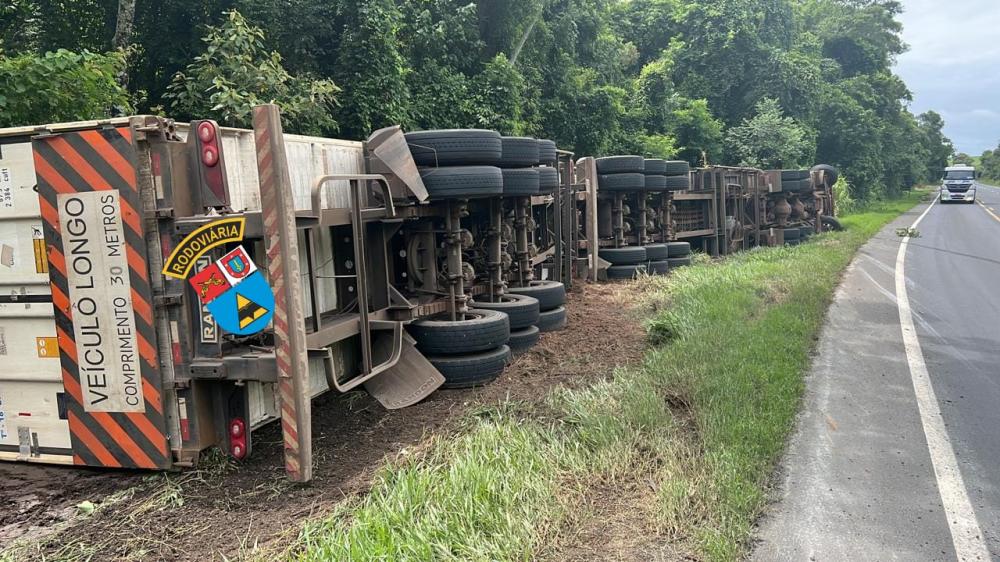 Carreta tomba e motorista fica ferido na PR-092 em Wenceslau Braz