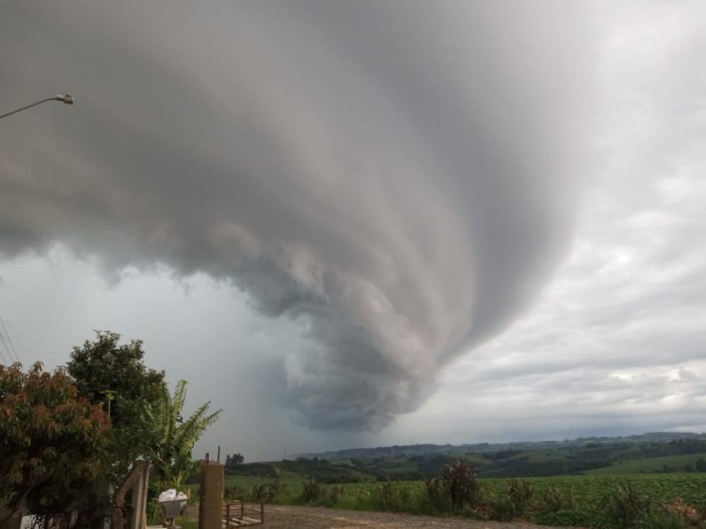 Temporal provoca medo e estragos em municípios do Norte Pioneiro