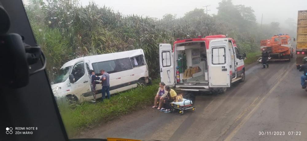 Buracos na pista causam acidente com van da saúde em Arapoti