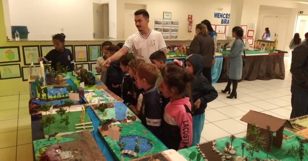 Pais visitam escola e acompanham trabalhos realizados pelos filhos em Wenceslau Braz