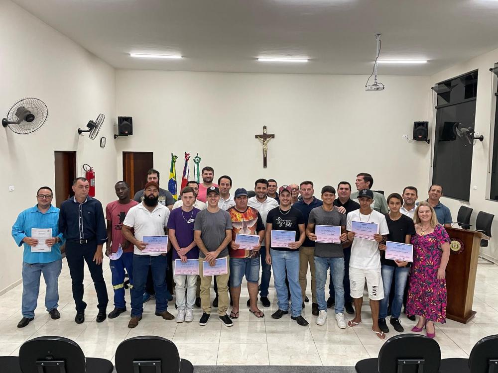Prefeitura e Senai entregam certificados a alunos em Tomazina