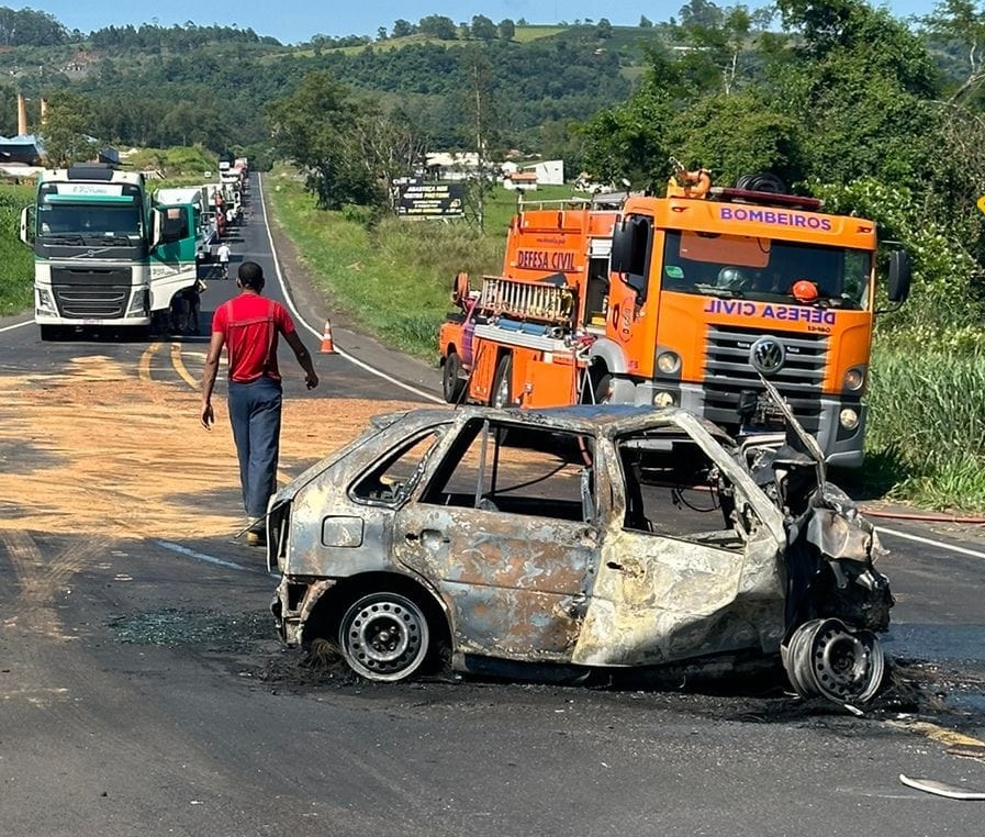 Carro bate, pega fogo e jovem morre na PR-092