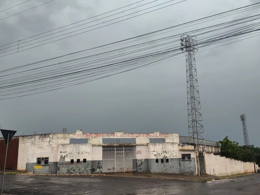 Três jogadores atingidos por raio fazem exames e um está na UTI