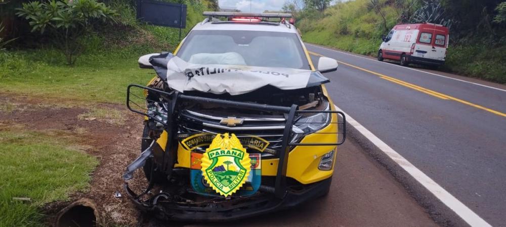 Colisão entre caminhonete e viatura da PM deixa motorista em estado grave