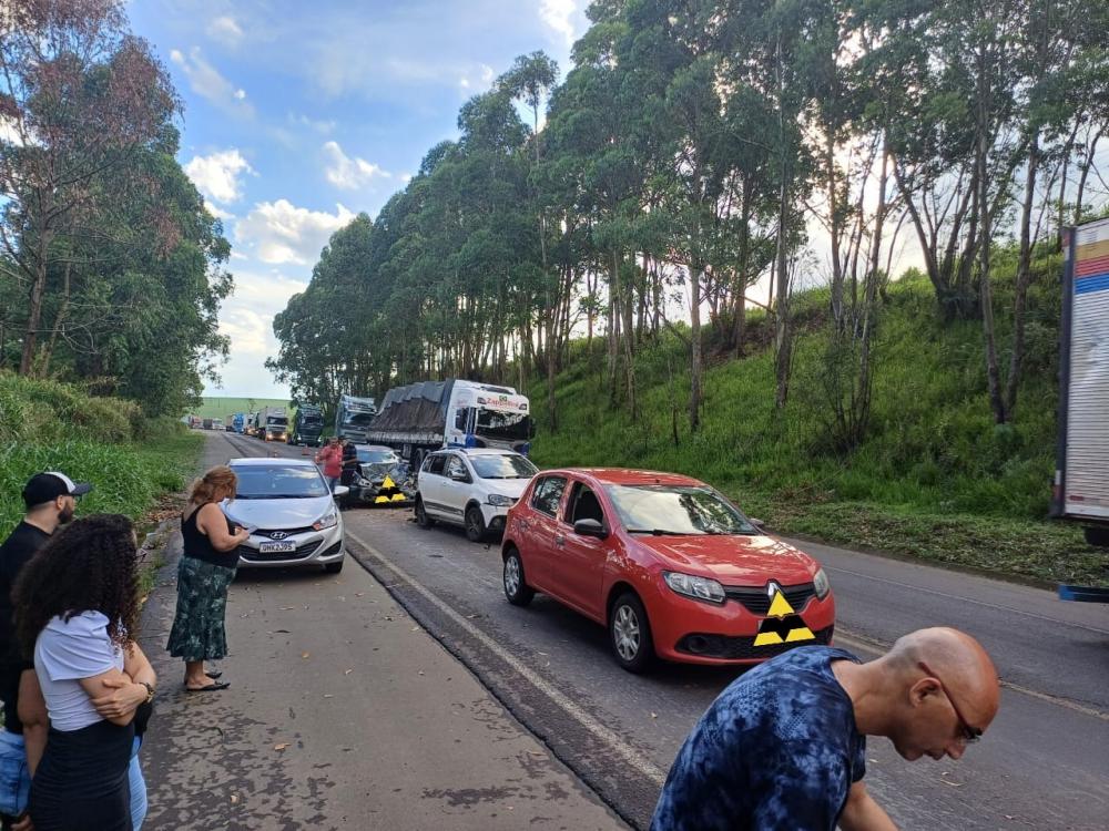 PR-092 tem engavetamento de veículos em Wenceslau Braz
