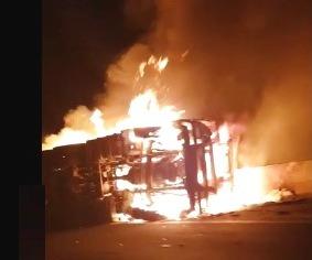 Carreta tomba e pega fogo na PR-151