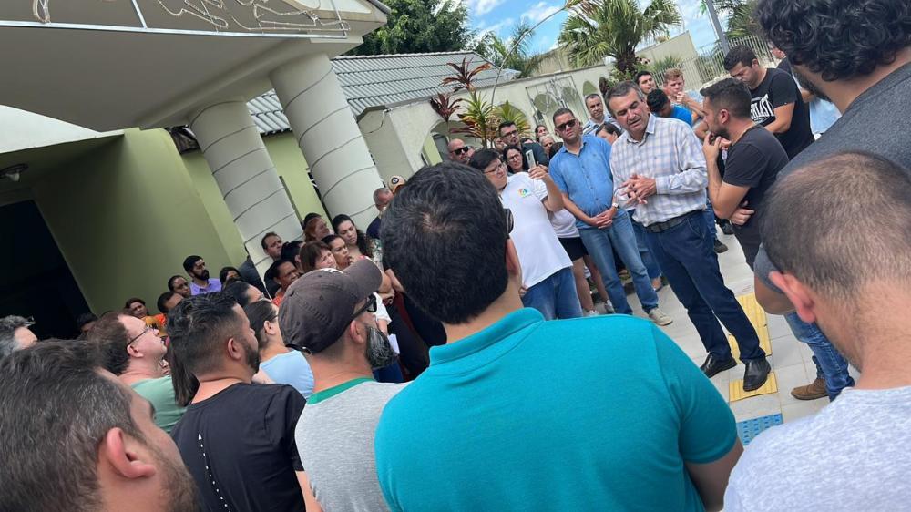 Servidores fazem protesto após prefeitura de Arapoti suspender pagamento dos salários de dezembro