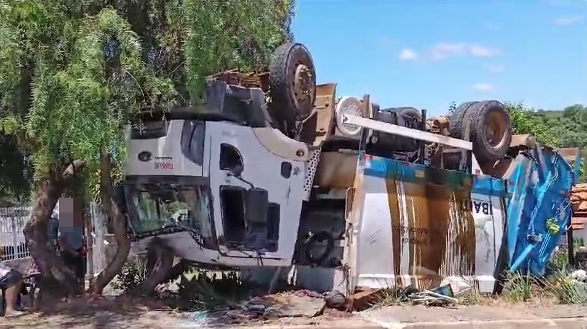 Caminhão do lixo capota e motorista fica ferido em Ibaiti