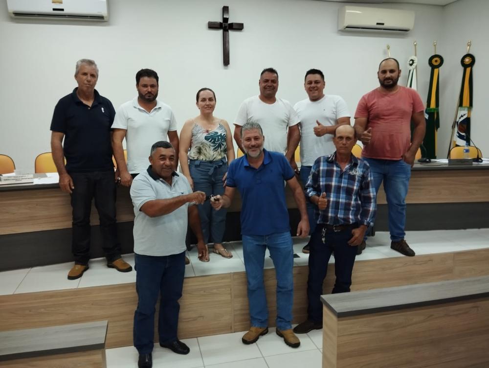 Câmara de Vereadores de Pinhalão oficializa doação de veículo e aprova orçamento para 2024