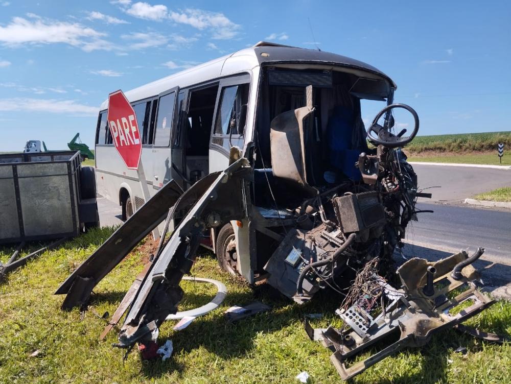 Acidente entre ônibus e caminhão deixa motorista ferido em Wenceslau Braz