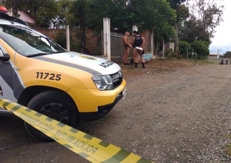 Mãe encontra o filho esfaqueado e homem morre no hospital