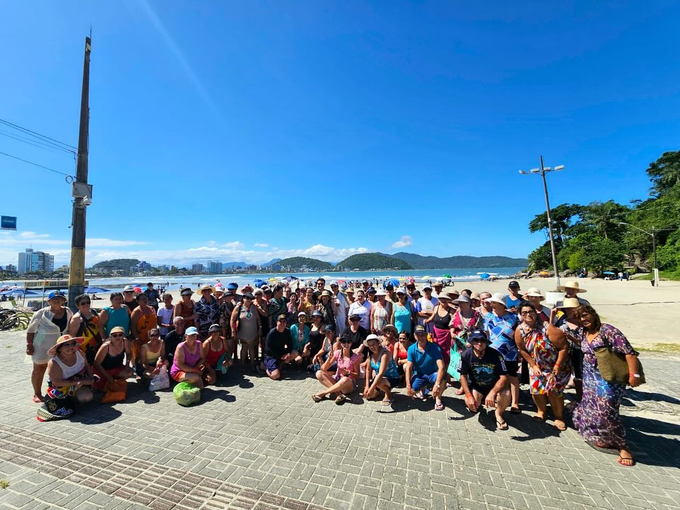 Programa Melhor Idade leva idosos de Tomazina para passeio na praia