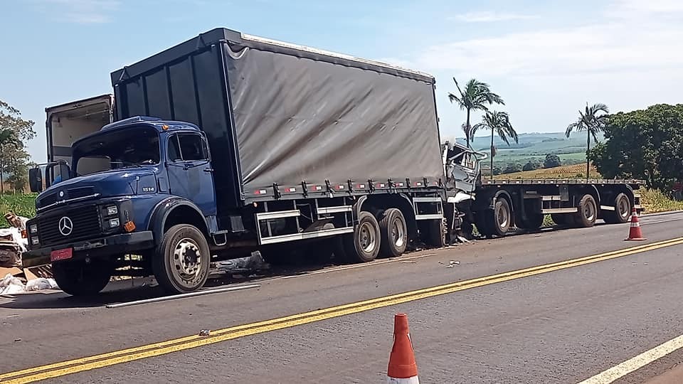 Acidente entre caminhões deixa motorista preso às ferragens no Norte Pioneiro