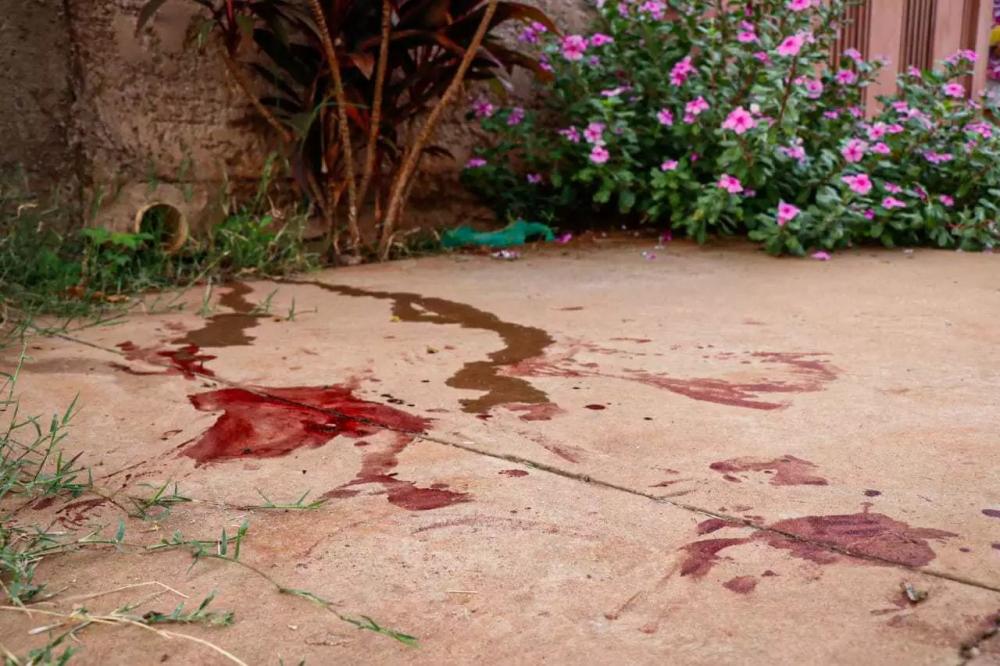 Mulher mata o marido com garrafada na cabeça durante briga do casal