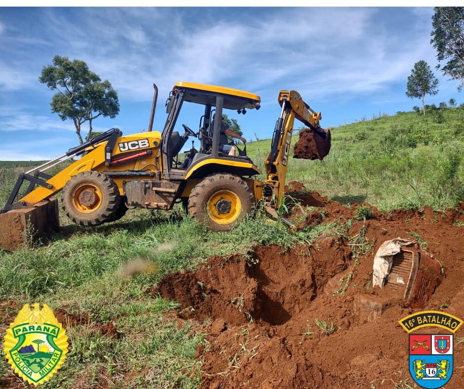 Trator furtado no início do ano é encontrado enterrado no interior do Paraná