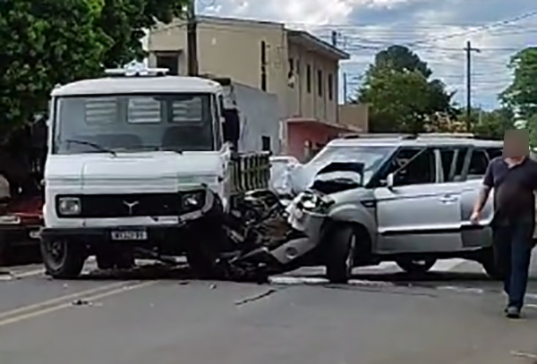 Acidente entre caminhão e SUV no Centro de Wenceslau Braz