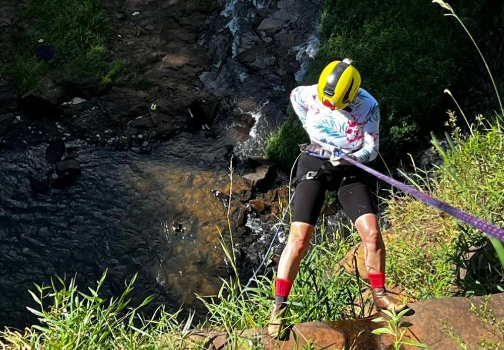 Turismo de aventura reúne dezenas de pessoas na cachoeira do Tigrinho em Arapoti
