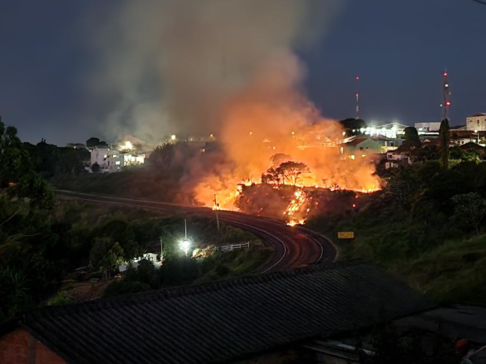 Incêndio de grandes proporções assusta moradores de Wenceslau Braz