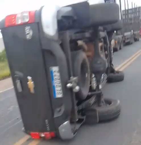 Caminhonete capota e deixa motorista gravemente ferido em Jaguariaíva