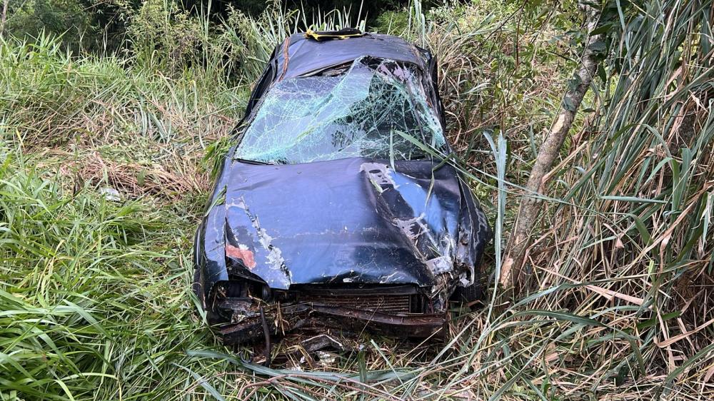 Carro com sete pessoas capota e deixa cinco feridos em Siqueira Campos