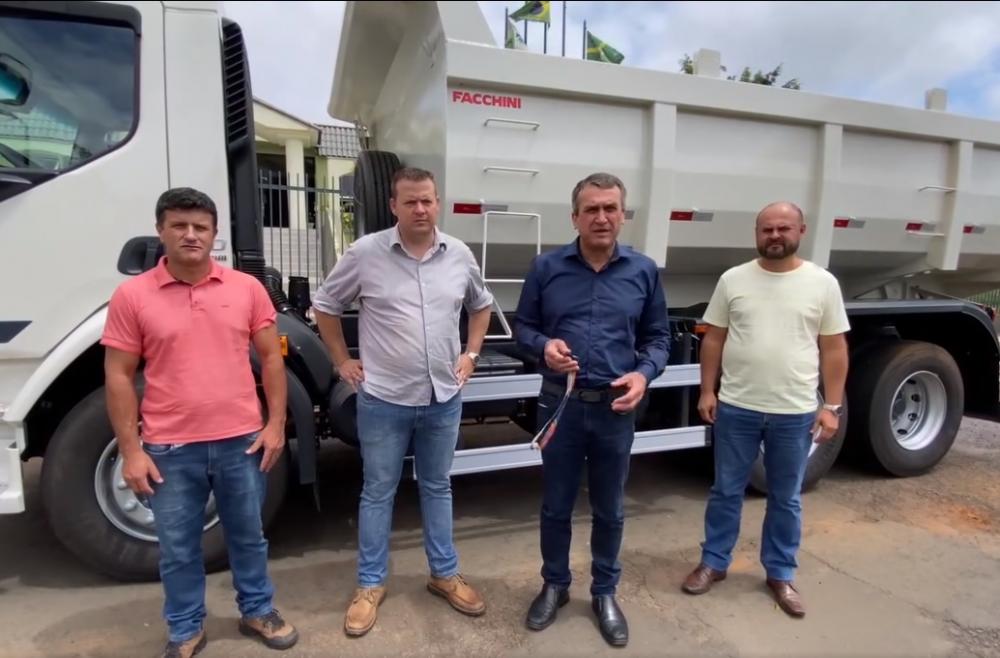 Prefeitura de Arapoti adquire mais um caminhão para frota municipal