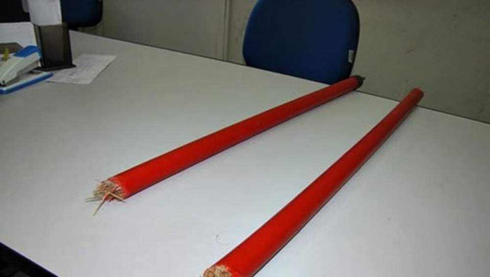 Homem ameaça esposa e apanha com cabo de vassoura