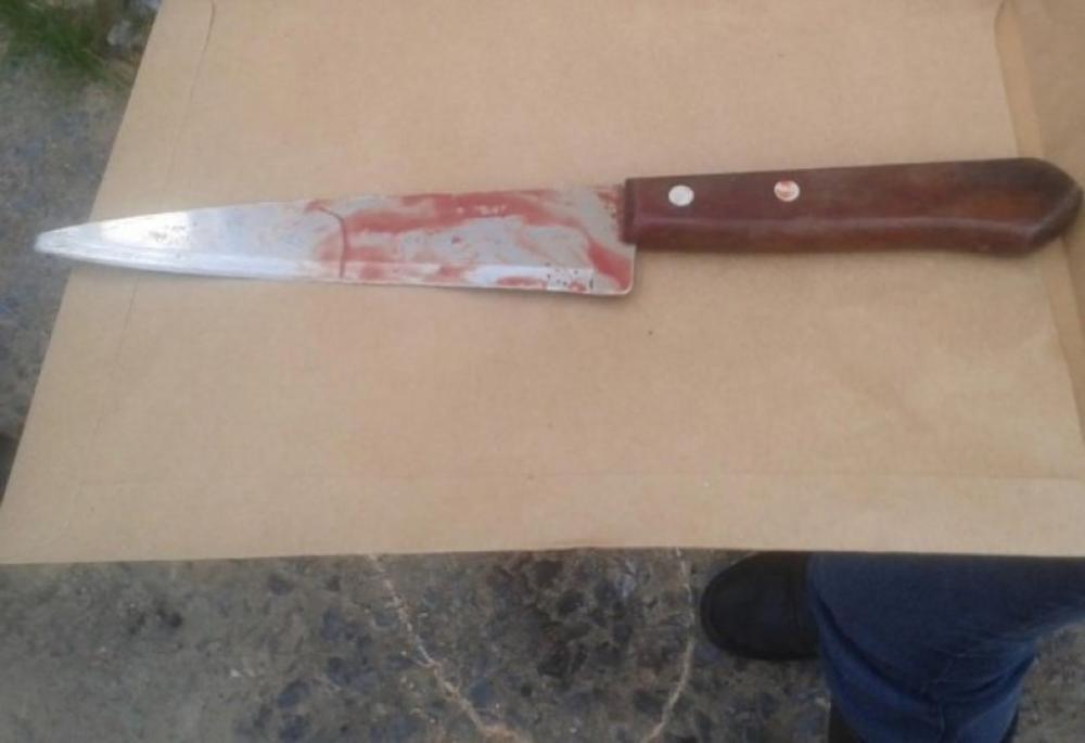 Homem tenta separar briga de casal e leva facada nas costas