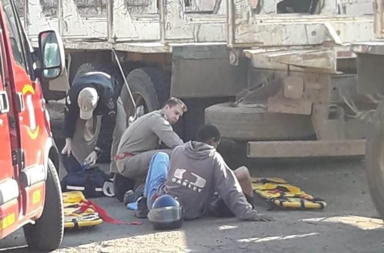 Acidente grave entre carreta e motocicleta deixa duas pessoas feridas em Jaguariaíva