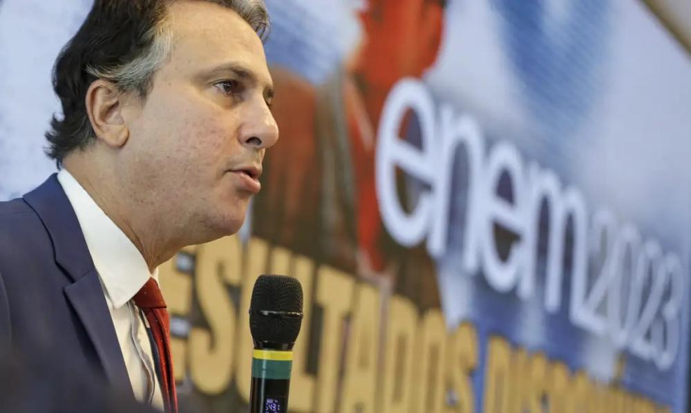 Ministro confirma que alunos do terceirão irão receber incentivo financeiro para fazer o Enem