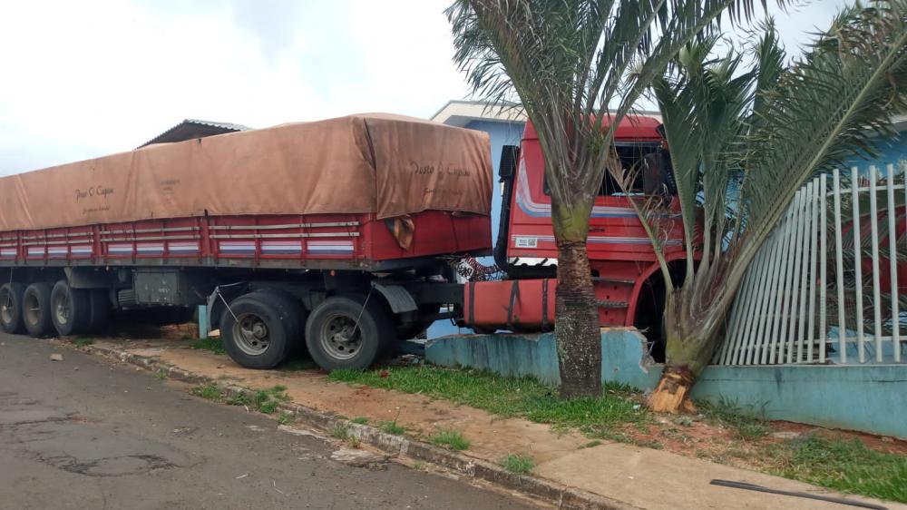 Carreta desgovernada invade residência em Arapoti